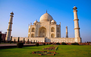 Large white building towers green - two tower free wallpaper