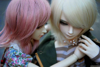 Pink hair dolls standing together - their head free wallpaper