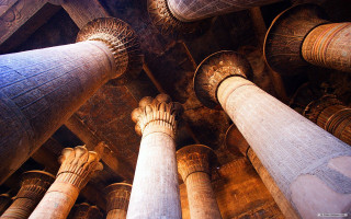 Pillars building skylight high lighting - complexity free wallpaper