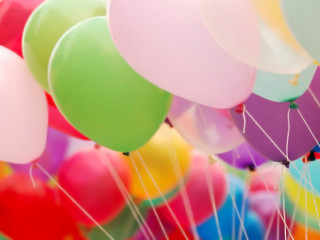 Balloons floating rainbow colored display - free happy birthday wallpaper