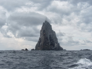Rock ocean cloudy sky boat - the ocean under a cloudy sky free wallpaper