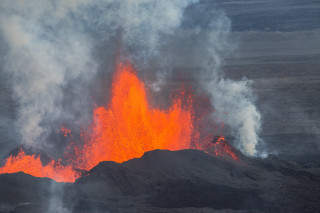 Volcano lava eruption sky clouds - unreal engine 5 free wallpaper
