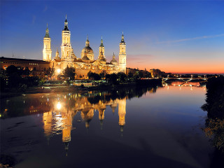 Large building towers clock tower 4 - a large building free wallpaper