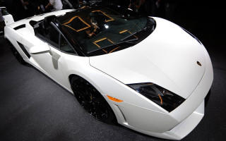 White sports car gold lettering - a car show free wallpaper