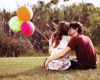 Couple kissing balloons field grass 2 - balloon free wallpaper