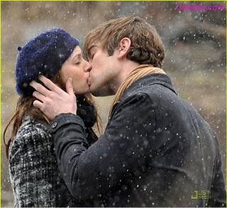 Man woman kissing snow hat 2 - a man and woman free wallpaper