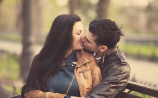 Man woman kissing bench park 2 - free love wallpaper