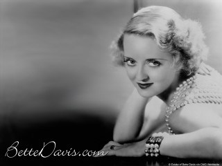 Woman pearl necklace black white - new objectivity free wallpaper