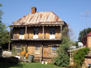 Rusty roof house green lawn - free architecture wallpaper