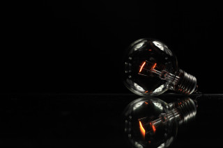Light bulb table dark reflection 2 - a reflection free wallpaper