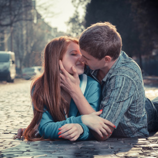 Man woman kissing smiling ground - a man and woman free wallpaper