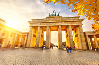 Berlin secession pillars autumn leaves - berlin secession free wallpaper