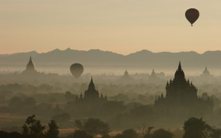 Hot air balloon city mountains - a hot air balloon free wallpaper