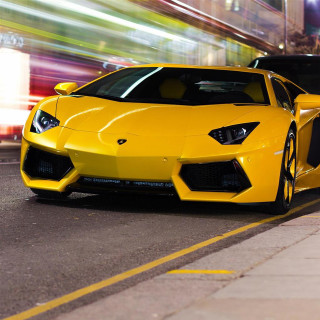 Yellow sports car night bus - a blurry background free wallpaper