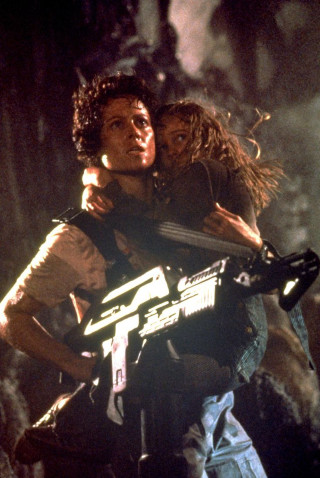 Man woman hugging gun term - a man and a woman free wallpaper
