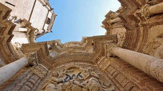 Tall building sky columns graffiti - cagnaccio di san pietro free wallpaper