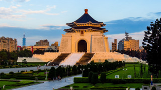 Large building steeple fountain sky - a large building free wallpaper