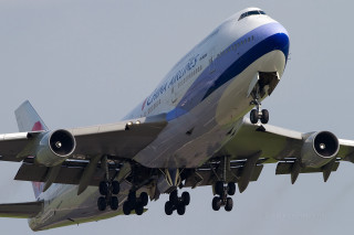 Large passenger jet gray sky - a large passenger free wallpaper