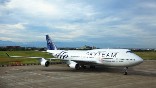 Skyteam airplane parked tarmac airport - free airplane wallpaper