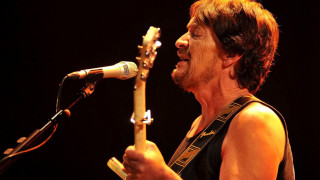 Man guitar singing microphone looking - eddie mendoza free wallpaper