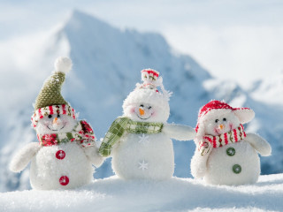 Three snowmen snow mountain background 2 - a mountain in the background free wallpaper for desktop