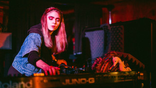 Woman dj set dark room - clear focus free wallpaper