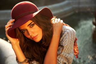 Woman hat scarf fountain posing - a hat and a scarf free wallpaper