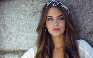 Woman tiara standing wall stone - crown free wallpaper
