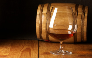 Glass of wine wooden table - cao zhibai free wallpaper