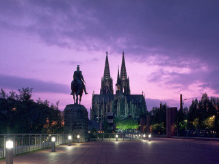 Statue man horse cathedral night - a statue of a man free wallpaper