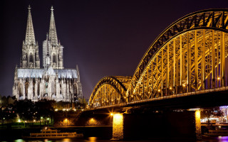 Cathedral night bridge boat water 2 - a cathedral free wallpaper