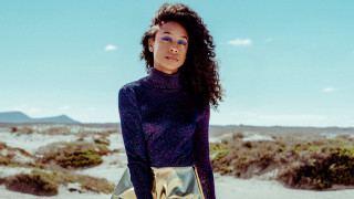 Woman gold purse beach blue - chinwe chukwuogoroy free wallpaper