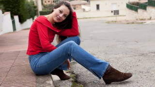 Woman sitting curb legs crossed - eva gonzalès free wallpaper