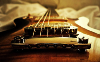 Guitar neck blurry background sheet - a close up of a guitar neck free wallpaper