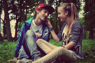 Boy girl sitting grass talking - free love wallpaper