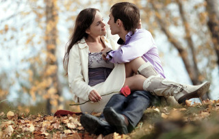 Man woman sitting ground leaves - romantic free wallpaper