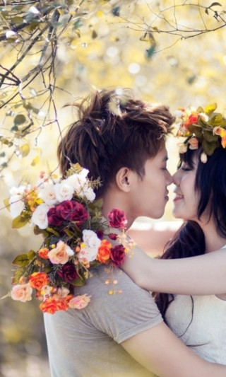 Couple hugging flowers hair happiness - romantic free wallpaper