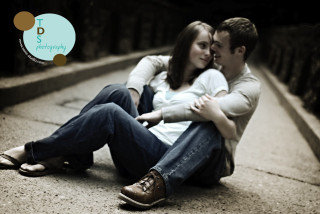 Man woman hugging kissing sitting - the ground together free wallpaper