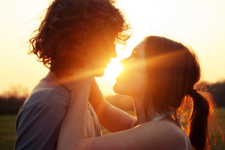 Couple people standing grass sun - the sun behind them free wallpaper