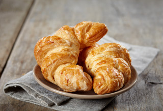 Croissants napkin wooden table top - a wooden table top free wallpaper