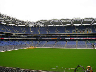 Stadium green field crane man - a stadium free wallpaper