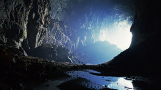 Cave pool water skylight person - a cave free wallpaper