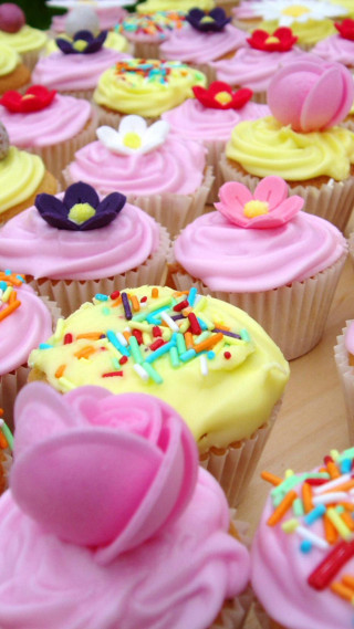 Cupcakes frosting sprinkles table delicious - free happy birthday wallpaper