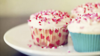 Cupcakes white frosting pink sprinkles - white frosting free wallpaper