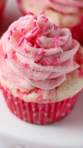 Cupcake pink frosting sprinkles plate - free valentines wallpaper