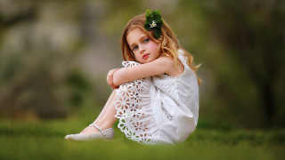 Little girl green flower white - a little girl free wallpaper