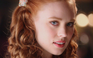 Red hair bow closeup bokeh - a light background free wallpaper