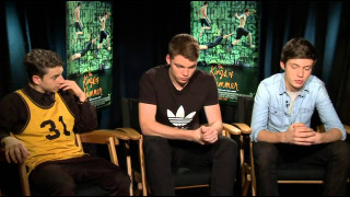 Three men talking stage green - three man free wallpaper