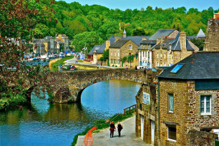 Couple walking street river bridge - a bridge over free wallpaper