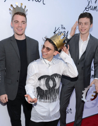 Suit crown party men dressed - private press free wallpaper